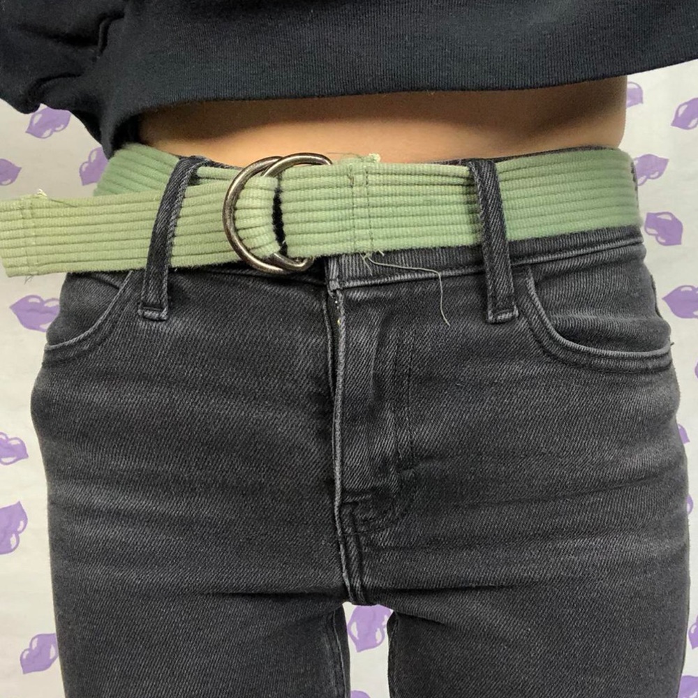 RESELLING Y2K army green ribbed knit d-ring belt!
